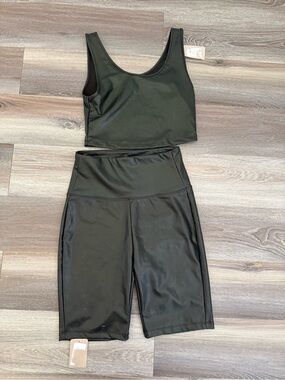 NWT Color Alien Top & Shorts Set Size Medium